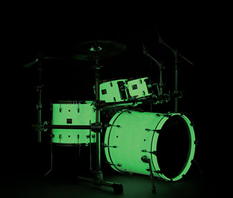 Yamaha Absolute drum set in Luminous White Sparkle finish glowing in the dark in a dark room.
